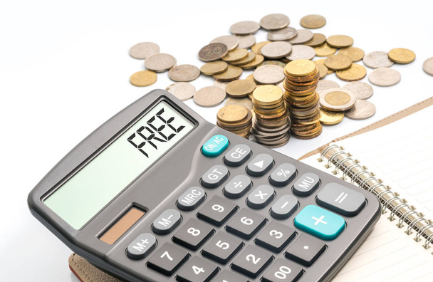 Monedas y calculadora con texto conceptual financiero
 - Foto, Imagen