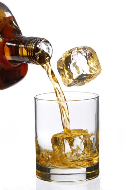 Pouring whisky drink and ice cube - Foto, afbeelding