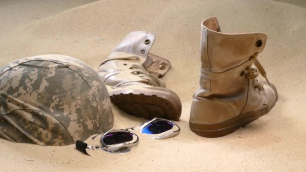 Żołnierz kapelusz buty i szkło piasek pustyni - Materiał filmowy, wideo