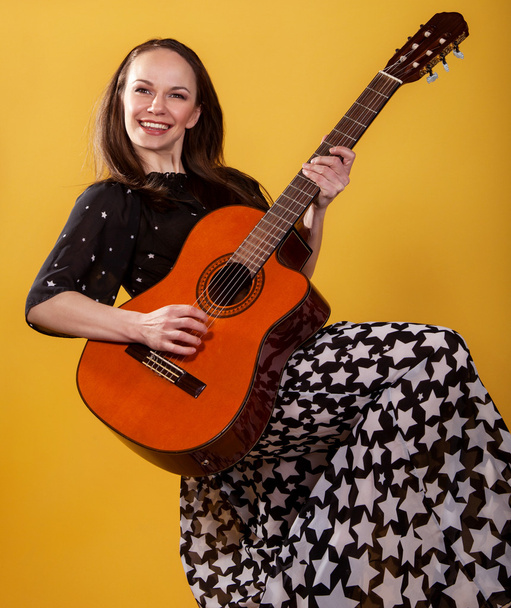 bruneta guitar player žena - Fotografie, Obrázek