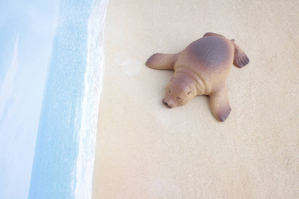  пластиковая игрушка морского льва с фигурой
 - Фото, изображение