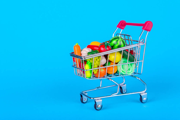 carrito de compras con frutas y verduras
 - Foto, Imagen