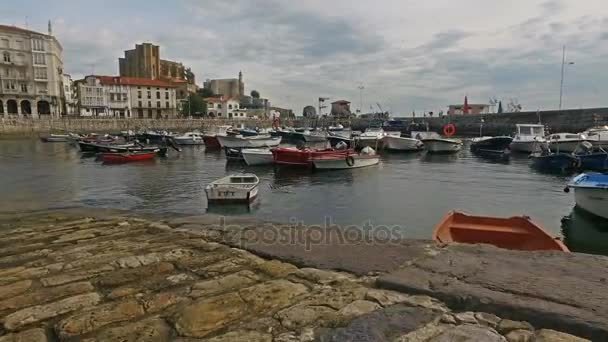 Balıkçı limanı Castro Urdiales 44 rampa üzerinden Yelkenliler - Video, Çekim