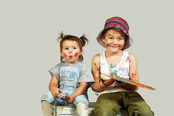 Fröhliches Geschwisterpaar mit Farbe überzogen - Foto, Bild