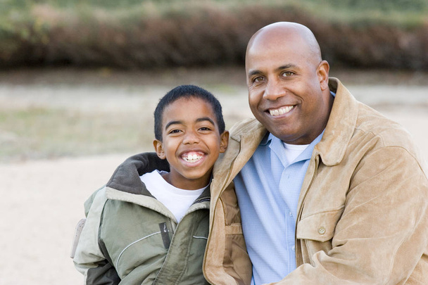 アフリカ系アメリカ人の父と息子が一緒に時間を過ごす. - 写真・画像