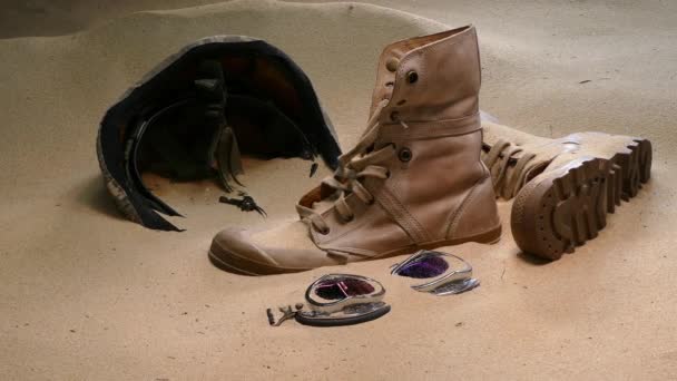 στρατιώτης καπέλο μπότες και γυάλινη άμμο στην έρημο - Πλάνα, βίντεο