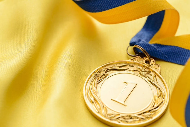 Campeones primer lugar medalla de oro
 - Foto, Imagen