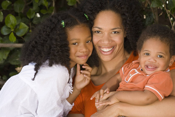 Afrikalı Amerikalı anne ve çocukları seven. - Fotoğraf, Görsel