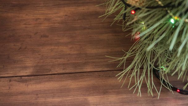 Árbol de Navidad verde decorado con juguetes y guirnalda led luces en la mesa de madera Abeto festivo
 - Foto, Imagen