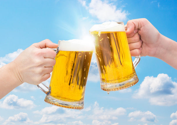 Clinking vasos de cerveza en el fondo del cielo
 - Foto, imagen