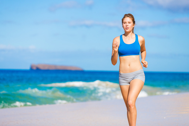 Beautiful Athletic Woman Running on the Beach - Foto, Bild