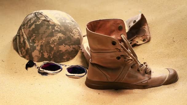 soldaat hoed laarzen en zand glas in de woestijn - Video