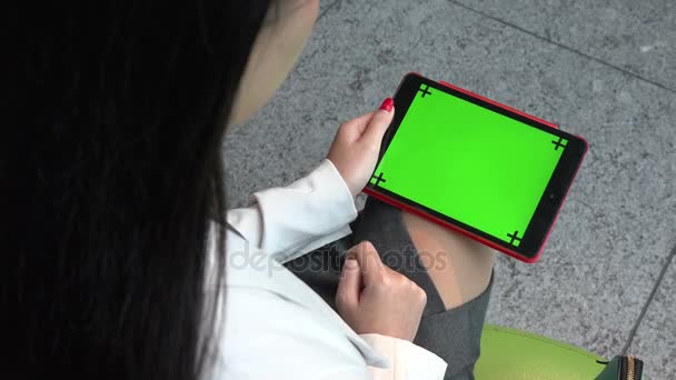Tabletta Ipad zöld képernyő idegen rádióadást figyel ázsiai üzletasszony üzleti nő dolgozik - Felvétel, videó