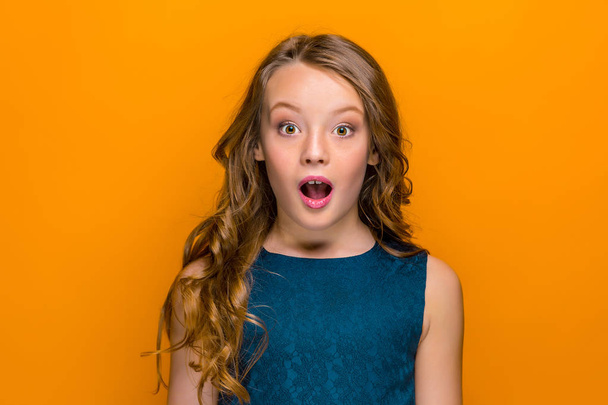 The surprised teen girl - Foto, immagini