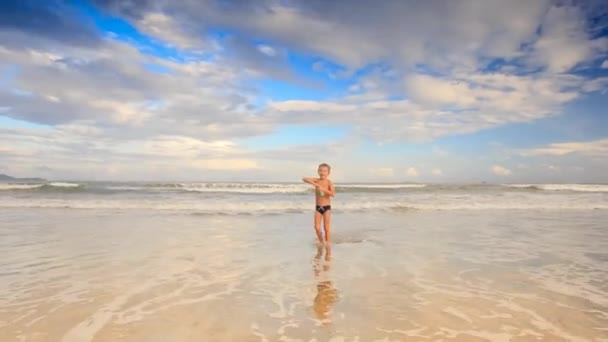 ビーチで遊ぶ少年 - 映像、動画
