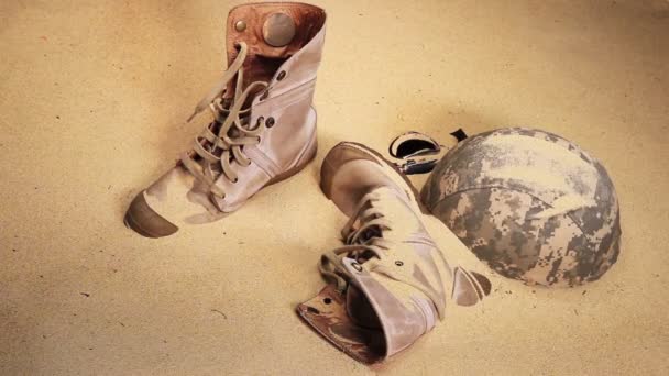 botas de sombrero de soldado y vidrio de arena en el desierto
 - Metraje, vídeo