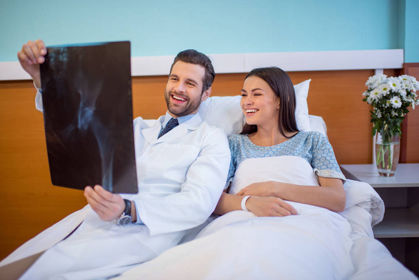 Doctor and patient looking at x-ray - Foto, Imagen