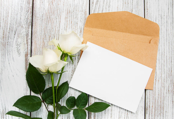 Weiße Rosen und Umschlag - Foto, Bild