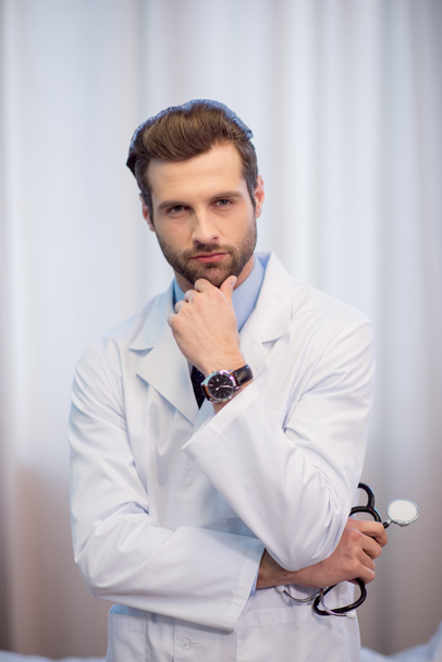 medico maschio con stetoscopio - Foto, immagini