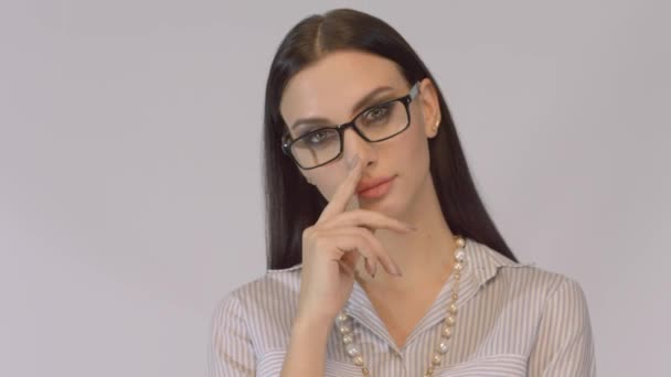 Smiling brunette business woman wearing white shirt and glasses. - Video, Çekim