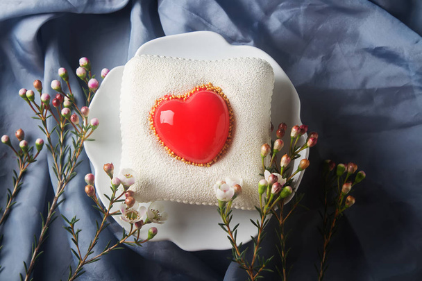 Delightful, luxury mousse cake in the form heart. Valentine's Da - Foto, immagini
