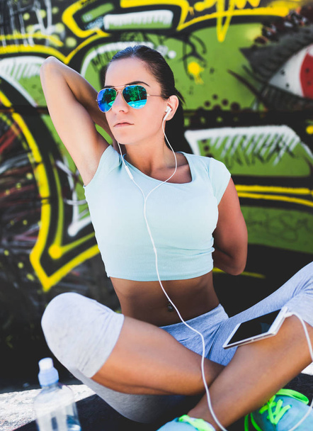 Fitness woman exercising in urban area - Foto, afbeelding