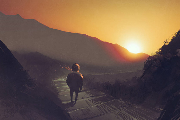 homem em pé no caminho da montanha escadas olhando para o pôr do sol
 - Foto, Imagem