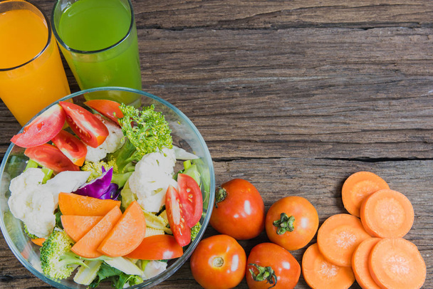 terveelliset elintarvikkeet ovat pöydällä, Tuore kasvissalaatti lasissa
 - Valokuva, kuva
