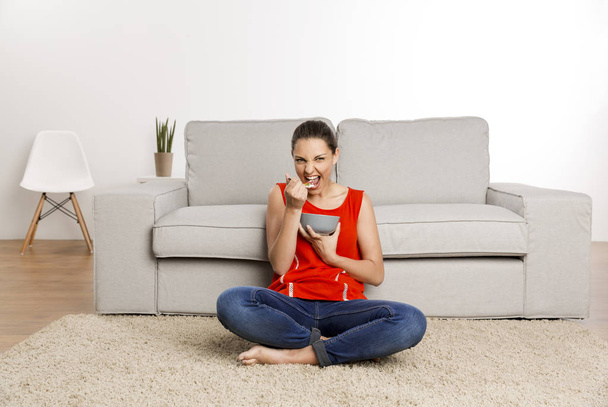 mujer comiendo cuenco saludable
  - Foto, Imagen
