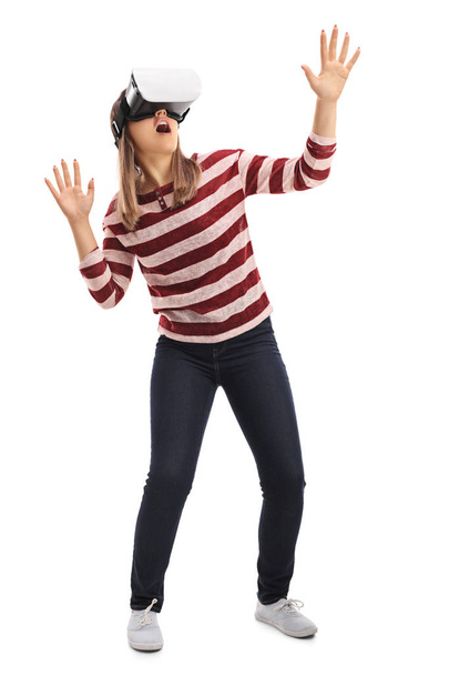 Girl experiencing virtual reality through a VR headset - Valokuva, kuva
