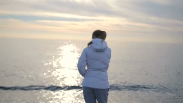 Gyönyörű szőke nő, hosszú haj sétál a tengerre a naplemente - Felvétel, videó