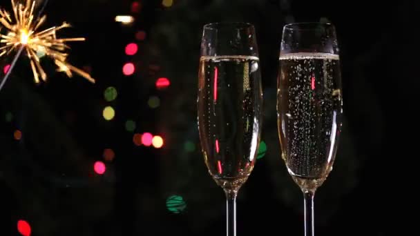 Decoraciones de Navidad y dos copas de champán
 - Imágenes, Vídeo
