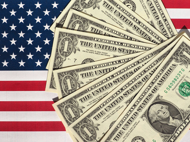 Δολάριο σημειώσεις και τη σημαία των Ηνωμένων Πολιτειών - Φωτογραφία, εικόνα