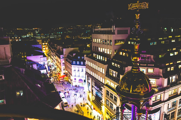 Ulicach Paryża widok z dachu centrum handlowego Haussmann - Zdjęcie, obraz