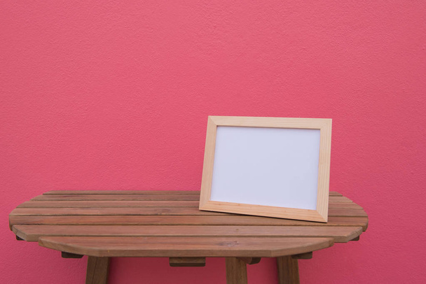 foto Cornice su un legno su sfondo rosa
 . - Foto, immagini