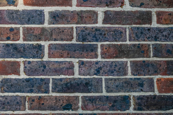 Bakstenen muur of oude rode en paarse bakstenen met limoen mortel wijzend - Foto, afbeelding