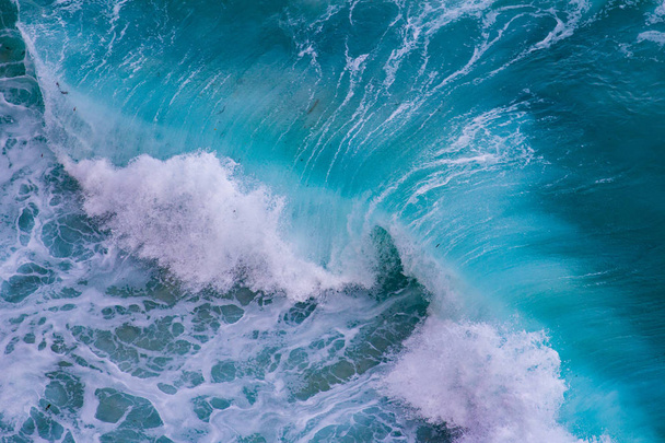 Vue aérienne des vagues qui s'écrasent
 - Photo, image