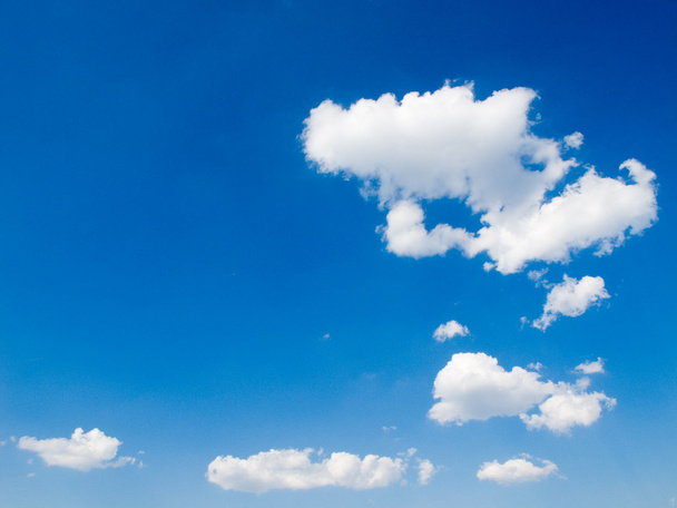 Diepblauwe lucht en wolken - Foto, afbeelding