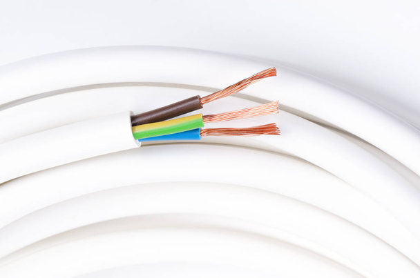 Cable eléctrico con tres conductores aislados, horizontal
 - Foto, imagen