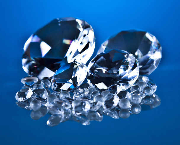 Diamantes sobre el fondo azul
 - Foto, imagen
