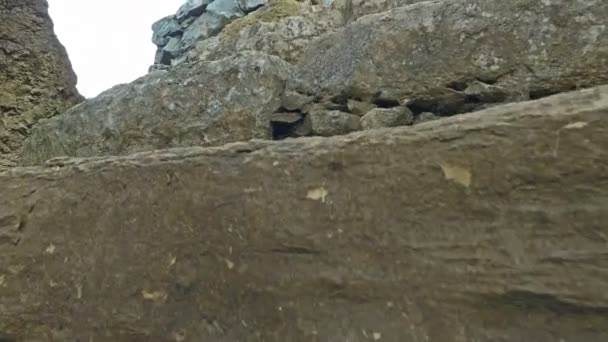 Subiendo las escaleras de roca hasta la ermita colgada de los acantilados 13
 - Metraje, vídeo