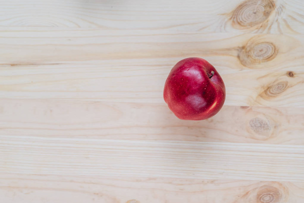 Fresh red apple on wooden decks. - Fotografie, Obrázek