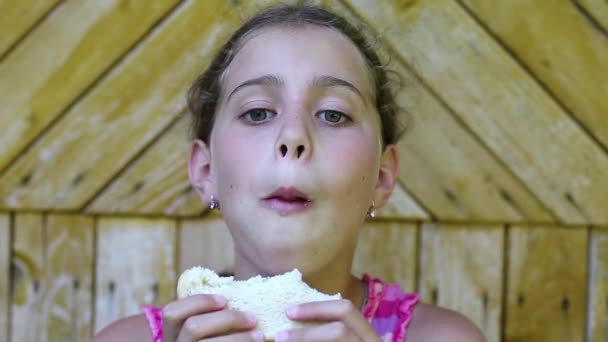 Mädchen isst Brot - Filmmaterial, Video