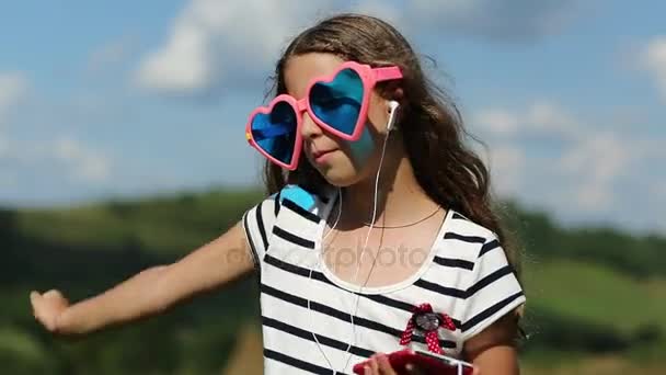 Girl with smartphone listens to music - Footage, Video