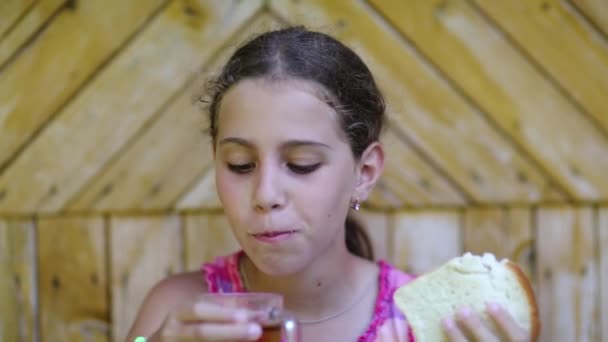 女の子がパンを食べる  - 映像、動画