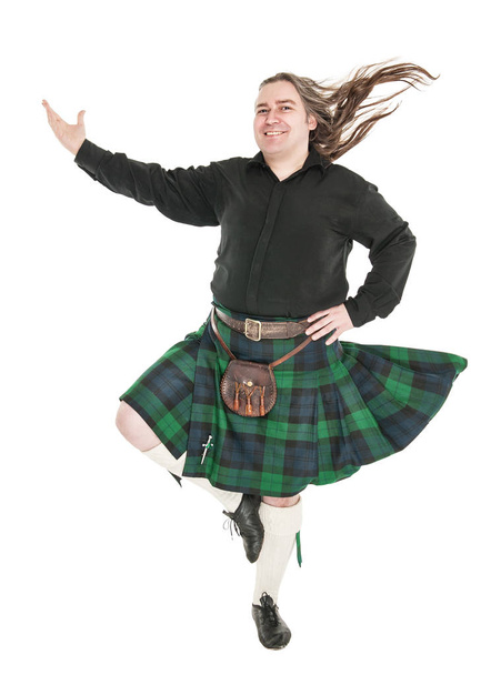 Schotse man in traditionele klederdracht met blazen kilt  - Foto, afbeelding