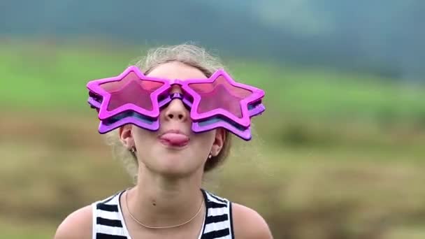 Chica alegre en gafas grandes
  - Metraje, vídeo