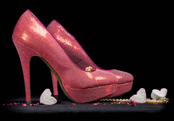 Zapatos de tacón alto rosa sobre fondo negro
. - Foto, Imagen