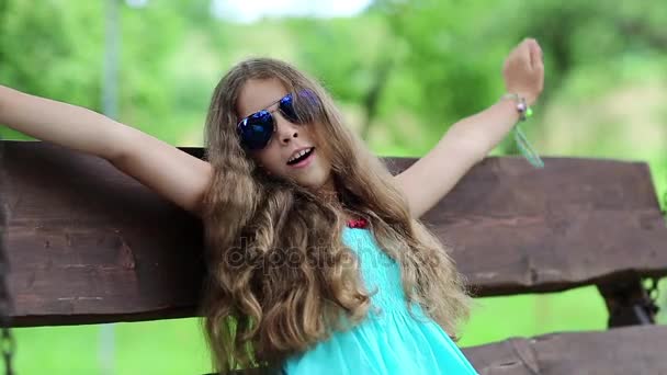 Hermosa chica con el pelo largo   - Metraje, vídeo