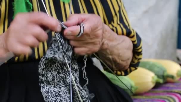 Stara kobieta dzianiny wełniane skarpety - Materiał filmowy, wideo